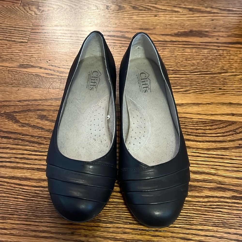 Cliffs Black Flats Women’s Size 9
